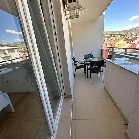 Apartman Lux شقة تريبينيي